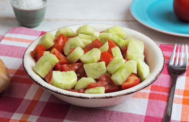 salata ntomata aggouri